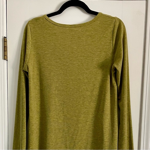 LuLaRoe Medium Lynnae Scoop Neck Long Sleeve Top Size Medium Fits 8 to 12 - Picture 4 of 8